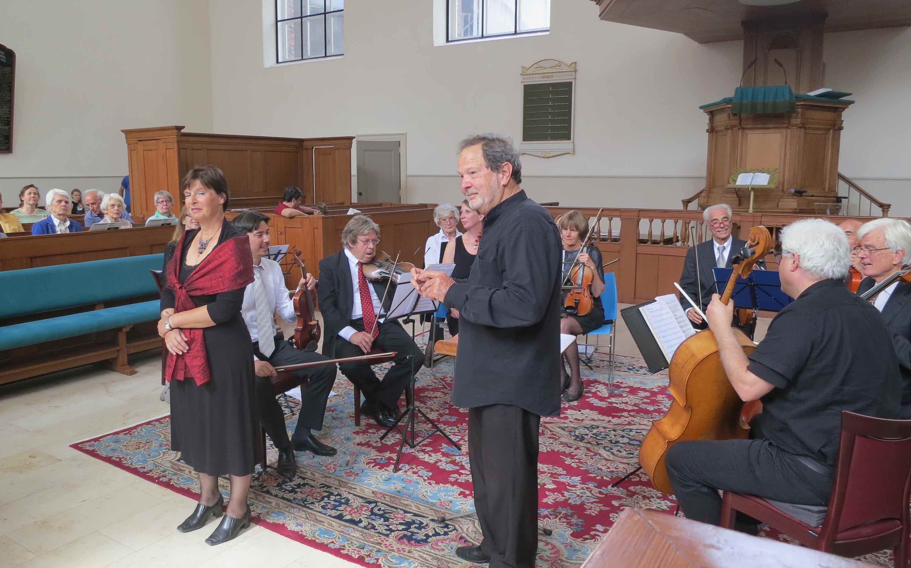 Het orkest tijdens een optreden in Bronovo Het orkest tijdens een optreden in Bronovo